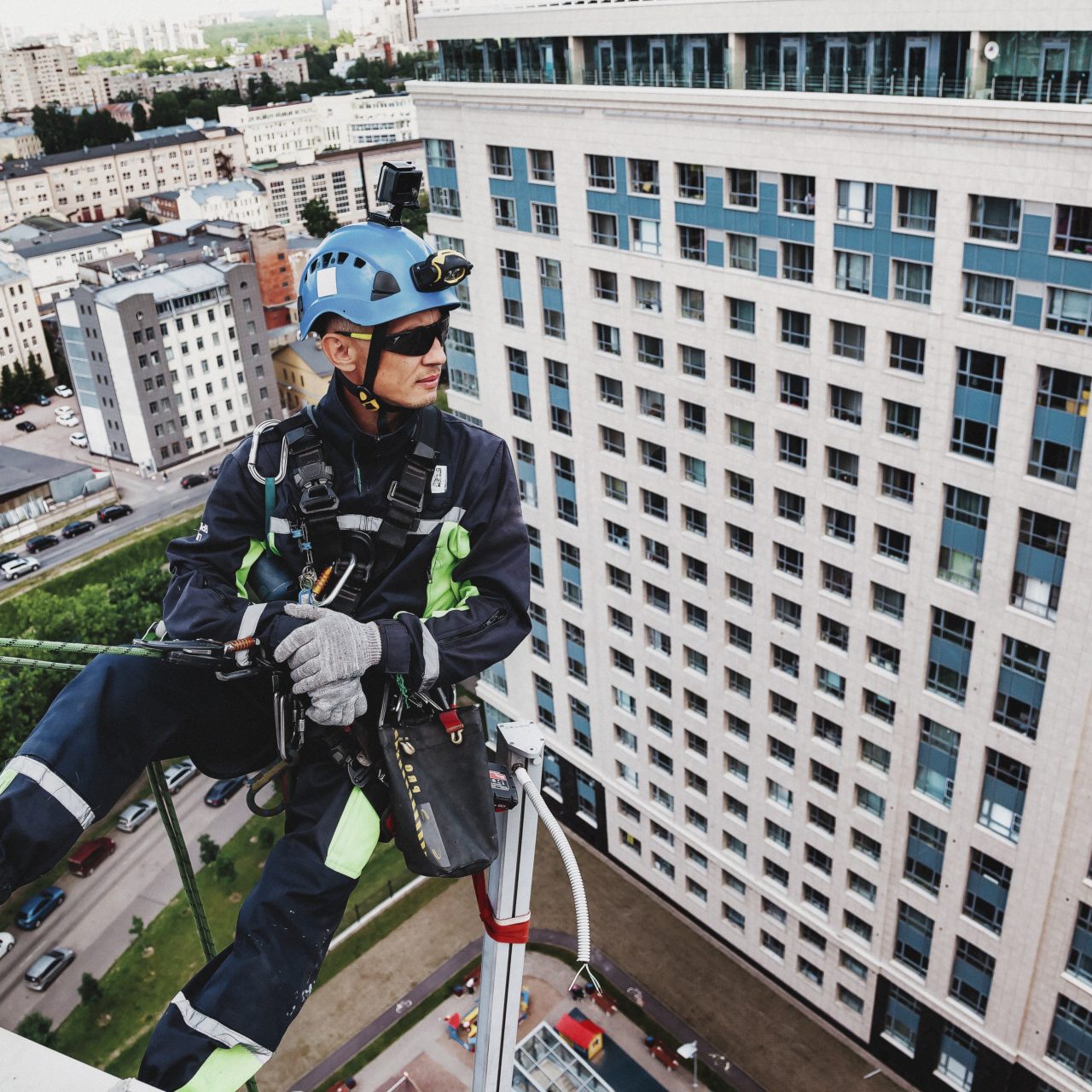industrial-mountaineering-worker-in-uniform-hangs-2025-03-18-19-21-50-utc
