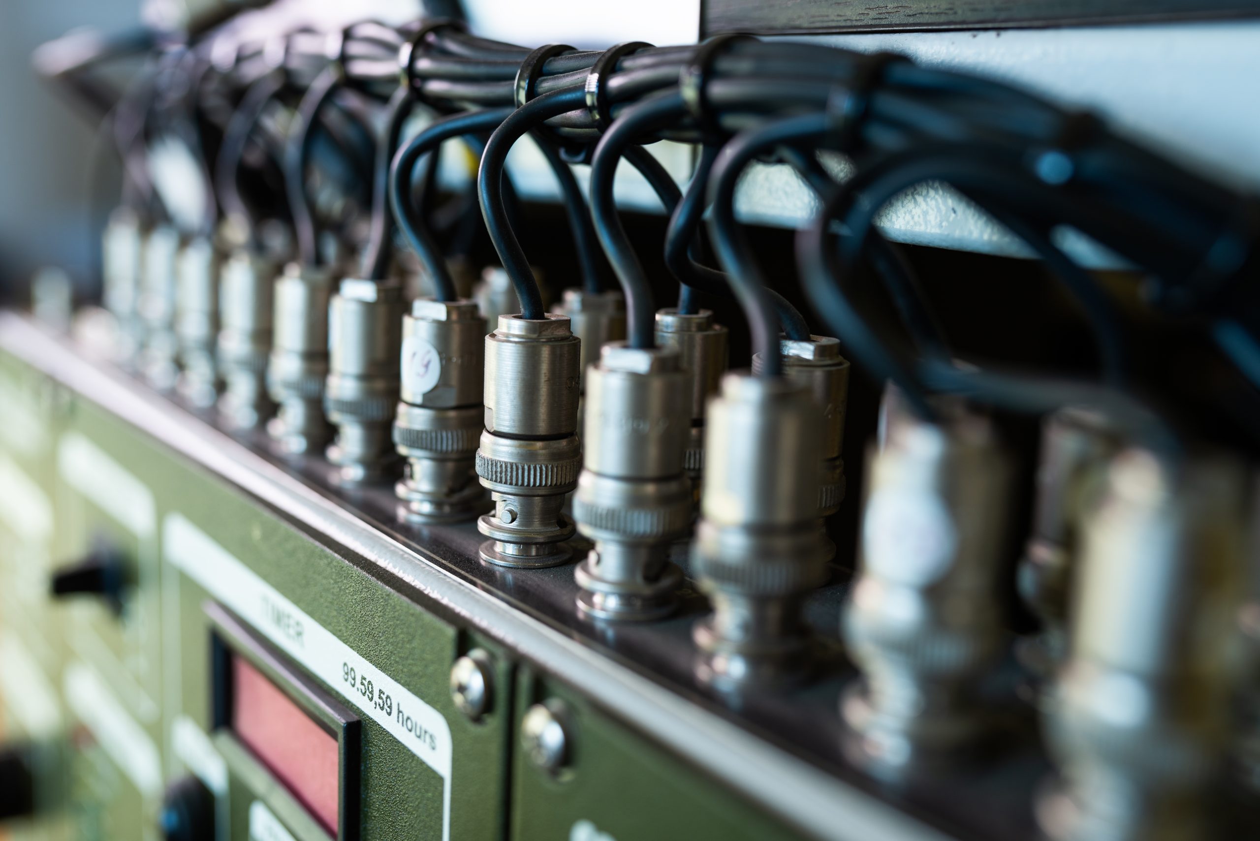 Electronic instrumentation connectors and cables